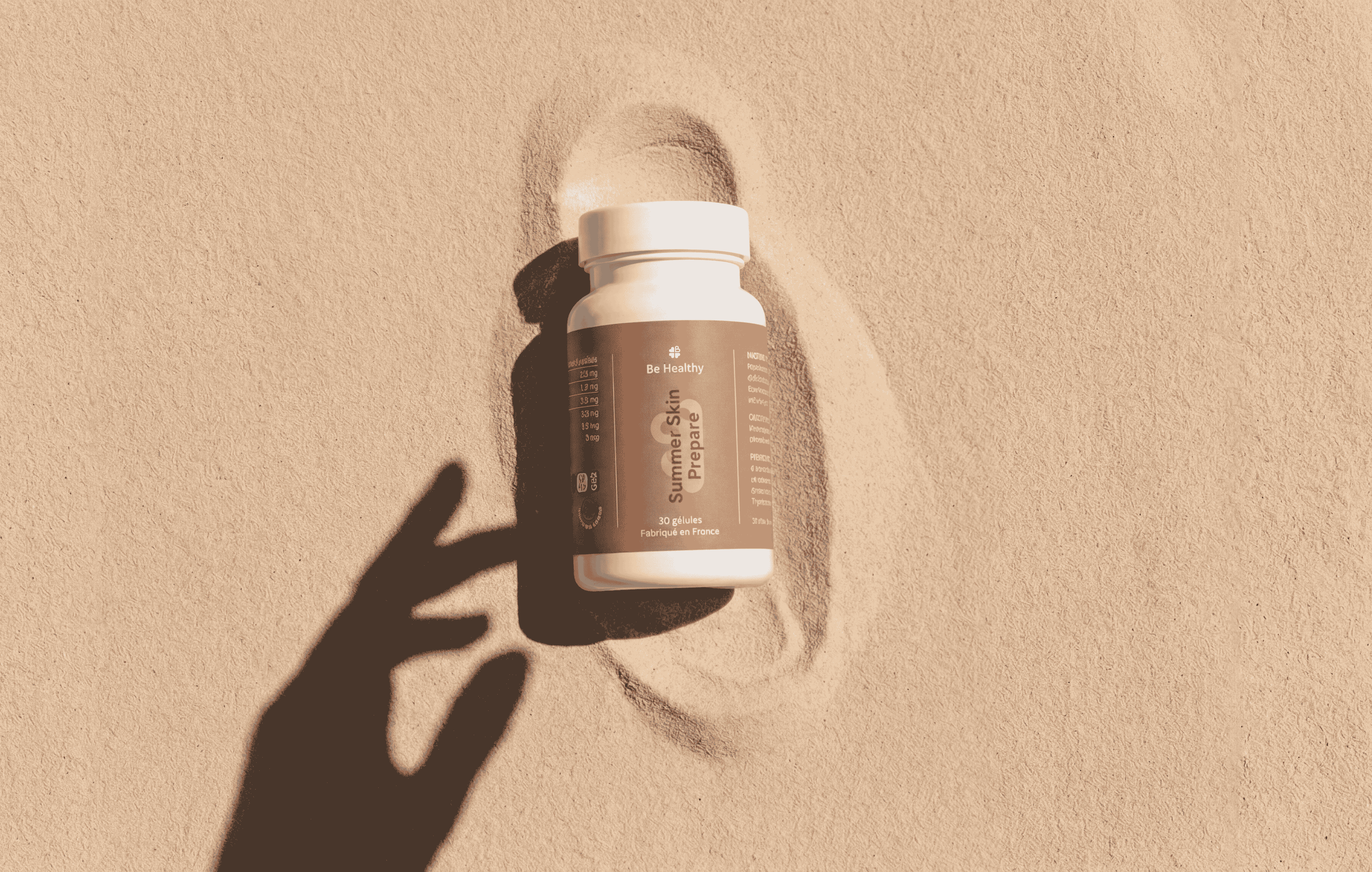 Flacon de Summer Skin Prepare posé sur le sable