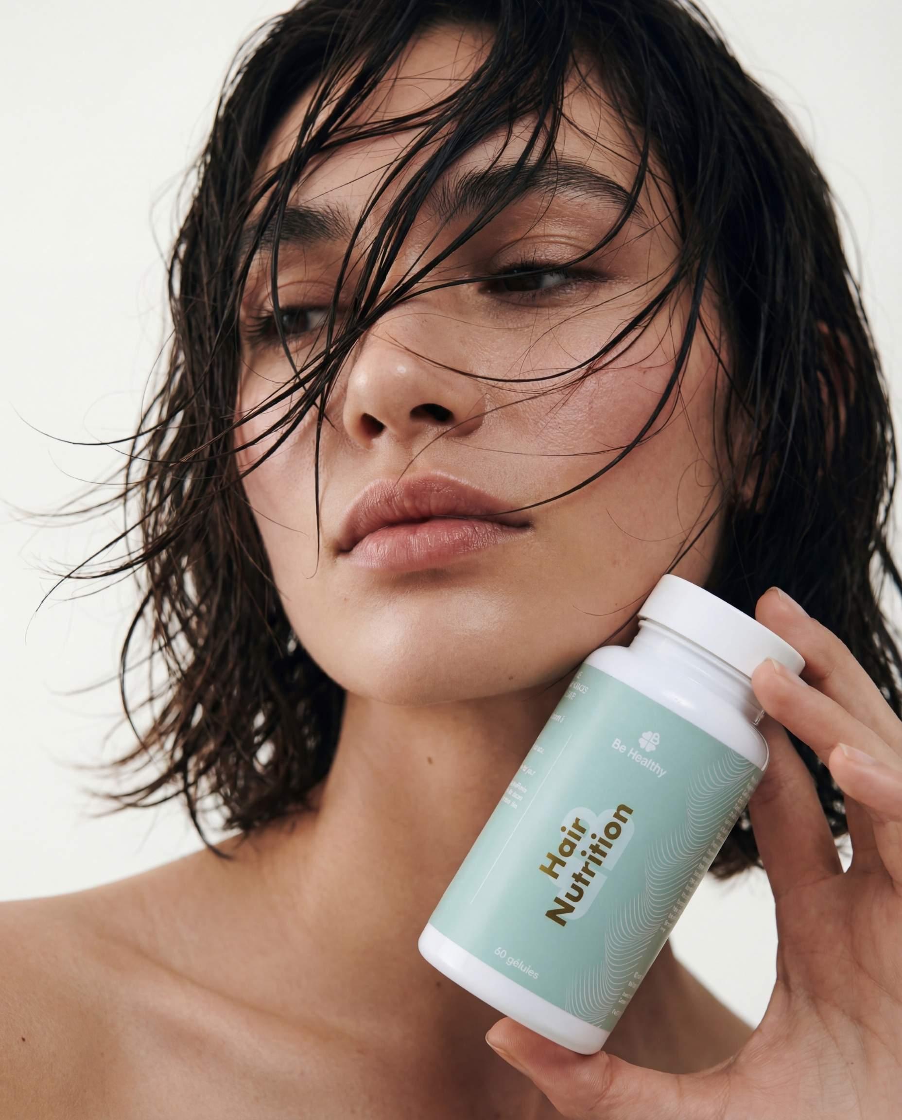 Mannequin tenant un flacon de Hair Nutrition Be Healthy