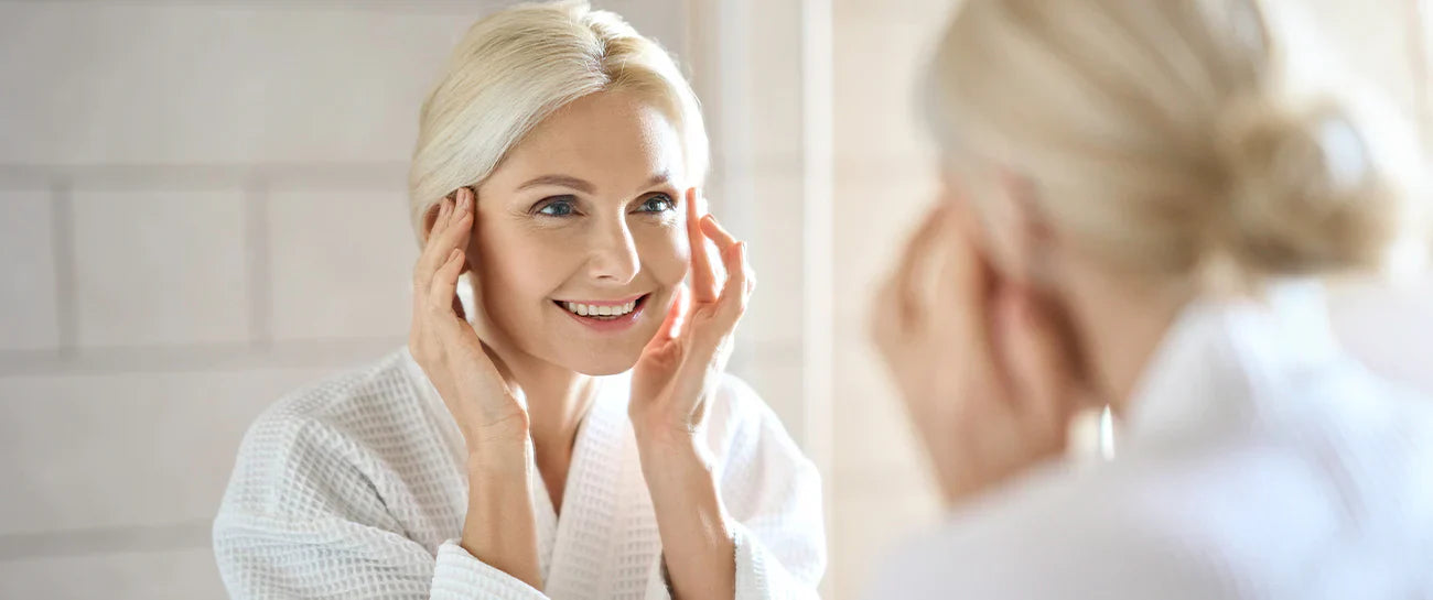 Femme observant ses rides avant une cure de collagène marin anti-âge