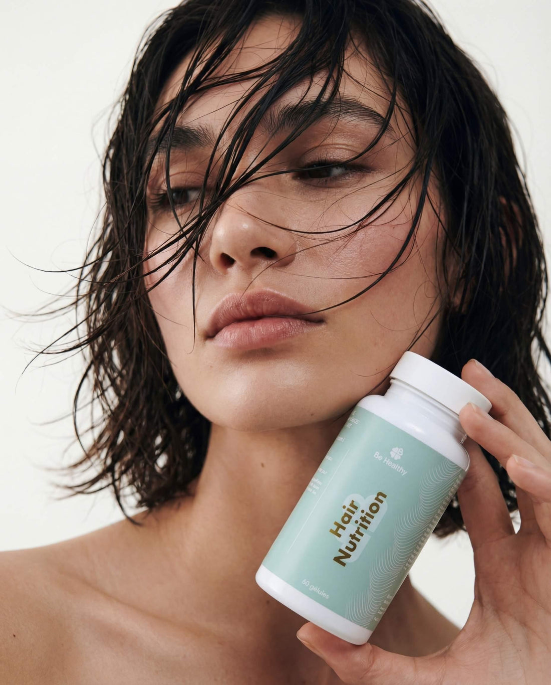 Mannequin tenant un flacon de Hair Nutrition Be Healthy